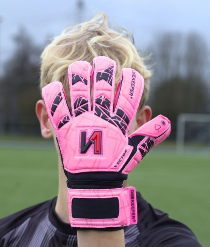 Rękawice bramkarskie Onekeeper Vector Evolution Pink – widok od strony grzbietu dłoni
