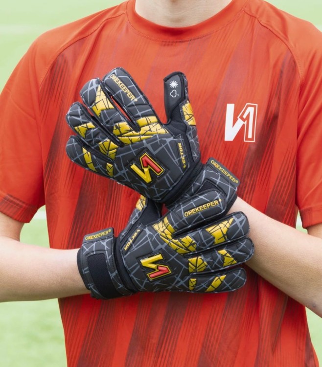 Hybrid Cut w rękawicach bramkarskich Onekeeper Evolution Black Gold Vector